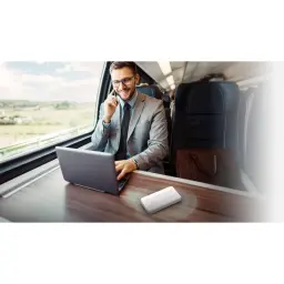 Router 5G D-Link F518 Blanco WiFi 6 AX1800 Doble Banda - sobre mesa de tren junto a hombre con portátil y teléfono