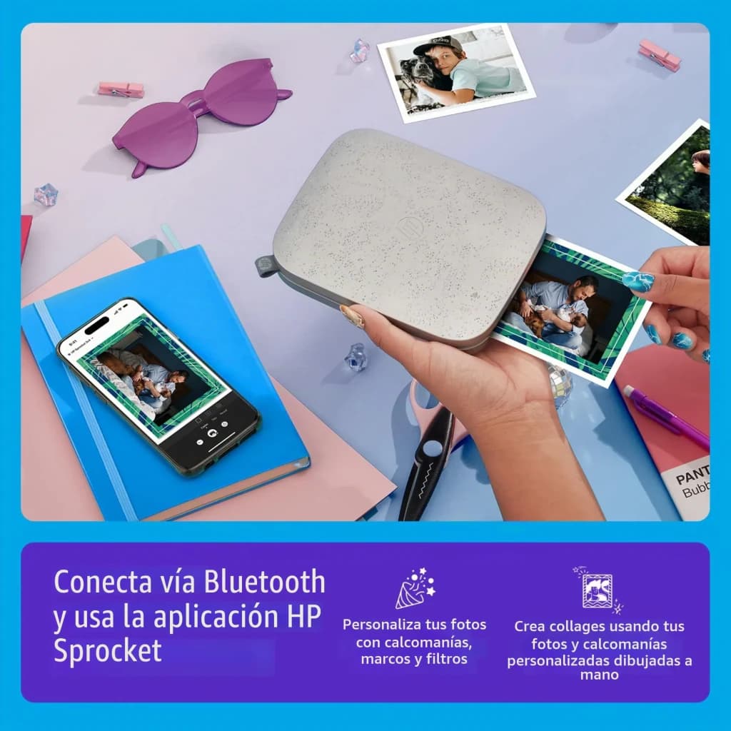 Imprimante photo HP Sprocket 3x4 Couleur Blanc - main tenant l'imprimante éjectant une photo avec smartphone à côté