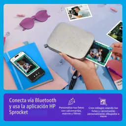 Imprimante photo HP Sprocket 3x4 Couleur Blanc - main tenant l'imprimante éjectant une photo avec smartphone à côté