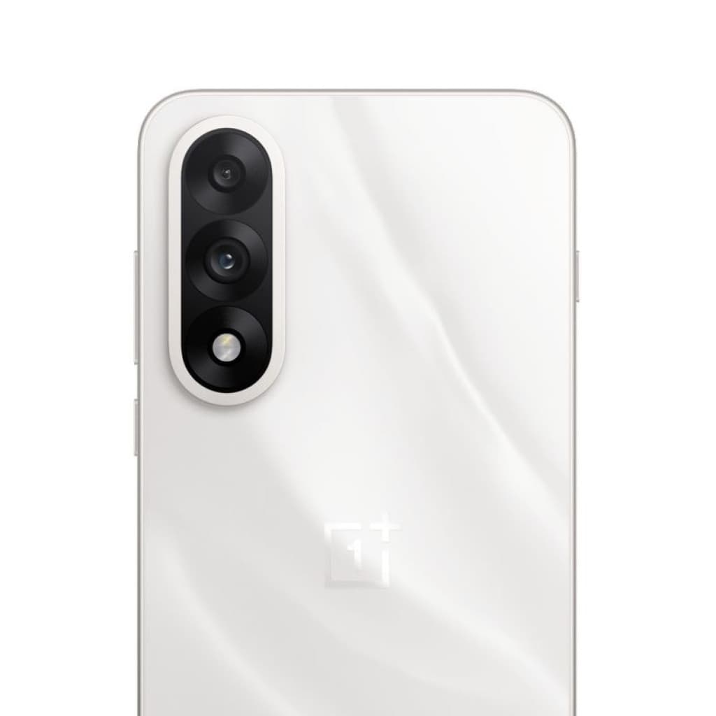 Traseira do OnePlus Nord 5 5G Marble Sands em tom perolado, módulo de câmera tripla vertical com lente principal grande e logo OnePlus centralizado