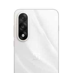 Traseira do OnePlus Nord 5 5G Marble Sands em tom perolado, módulo de câmera tripla vertical com lente principal grande e logo OnePlus centralizado