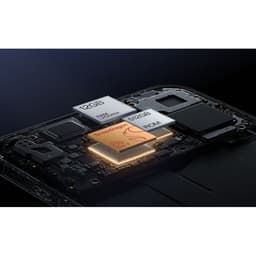 Placa interna com chip Snapdragon destacado em dourado, módulos de memória 12GB e 512GB visíveis, detalhes de circuitos e componentes em preto e cinza
