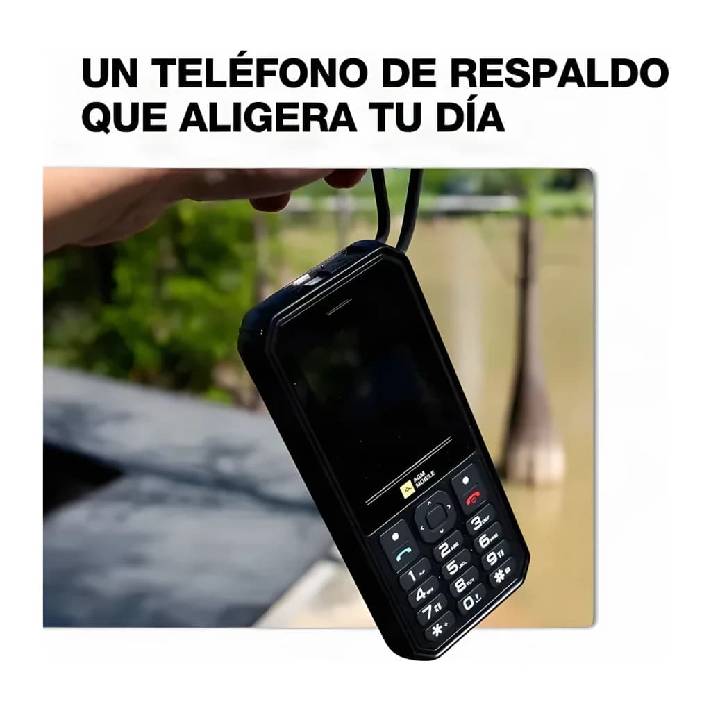 AGM Mobile 4000mAh Noir IP68/IP69K 2.8 pouces - main tenant le téléphone avec cordon en extérieur près d'une