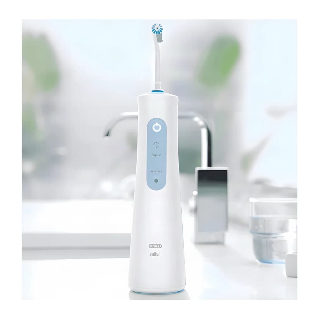 Hydropulseur dentaire Oral-B AquaCare 4 Sans Fil Batterie rechargeable Blanc - posé sur plan vasque, panneau