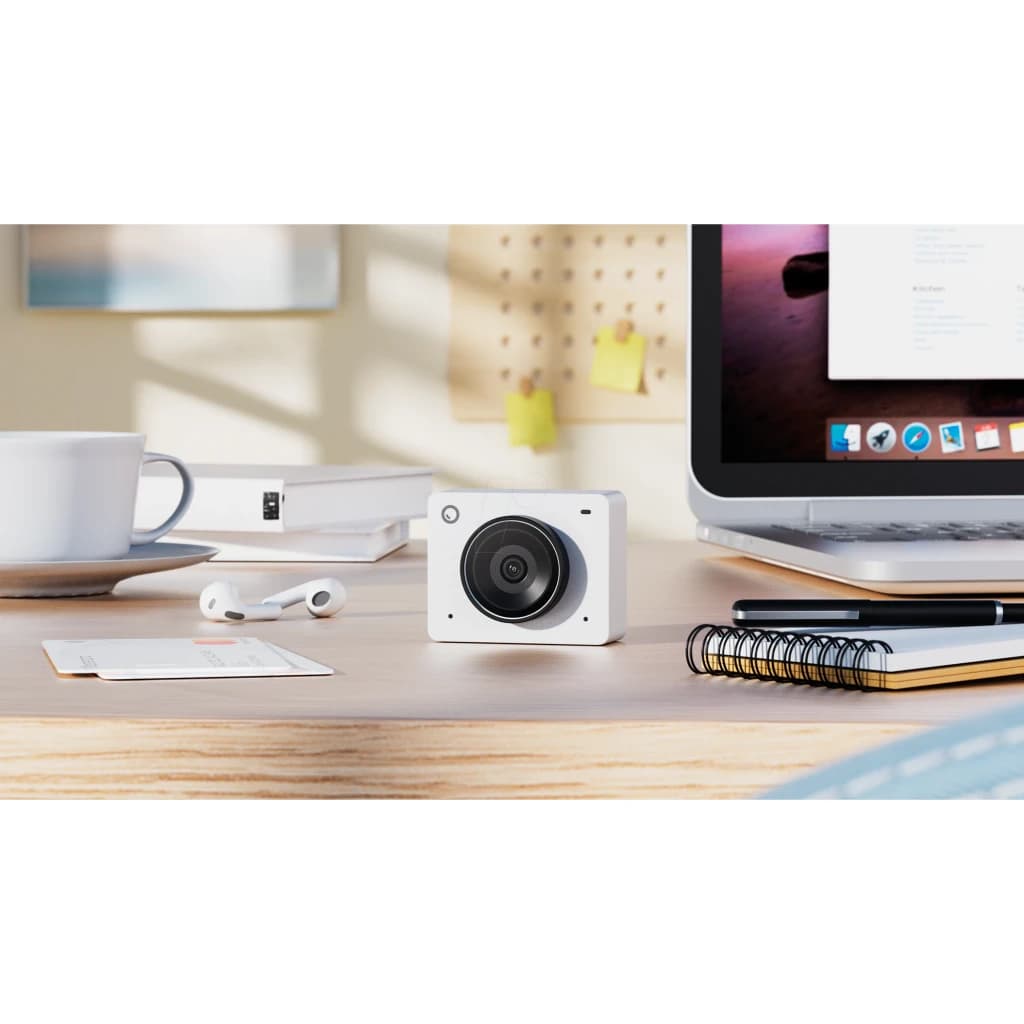 Webcam OBSBOT Meet 2 4K Microphone intégré Blanc - sur bureau en bois avec moniteur, écouteurs et carnet