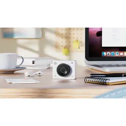 Webcam OBSBOT Meet 2 4K Microphone intégré Blanc - sur bureau en bois avec moniteur, écouteurs et carnet