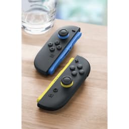 Manette de jeu vidéo Nintendo Joy-Con 2 Bleu et Jaune Sans Fil - paire sur table en bois avec rails latéraux