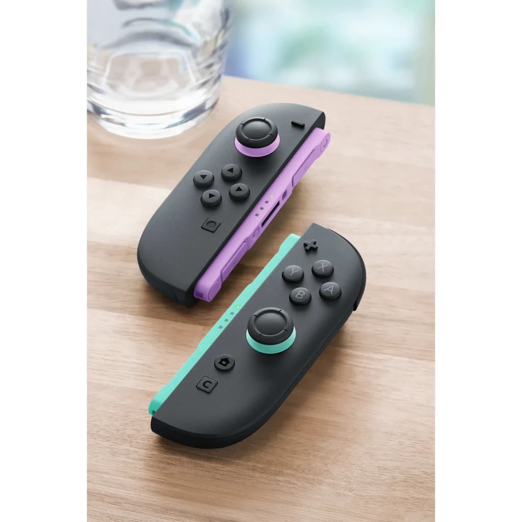 Manette de jeu Nintendo Joy-Con 2 Vert clair et Violet Sans fil - paire sur table en bois avec rails colorés