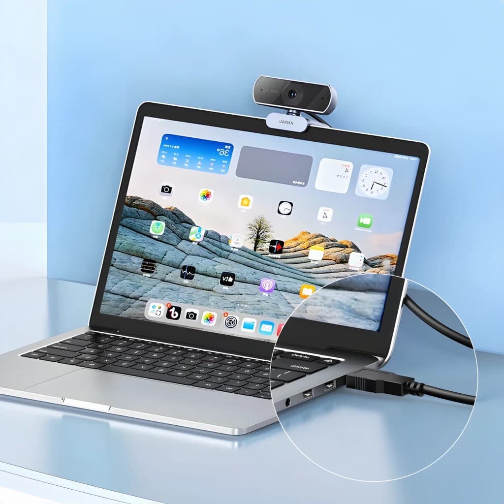 Webcam Ugreen CM678 Full HD Cinzento - montada no ecrã de portátil com detalhe do cabo USB ligado