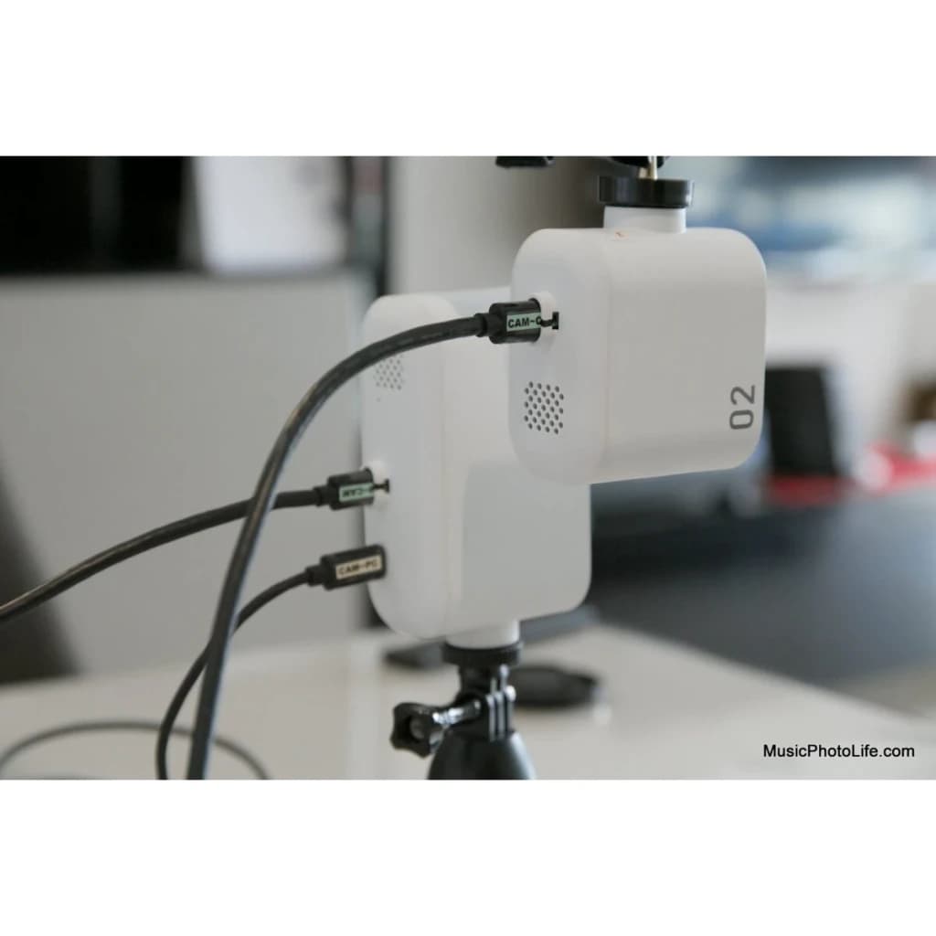 Webcam Creative Project Watcher 4K Microfone Branco - montada em tripé com cabos USB conectados em ambiente