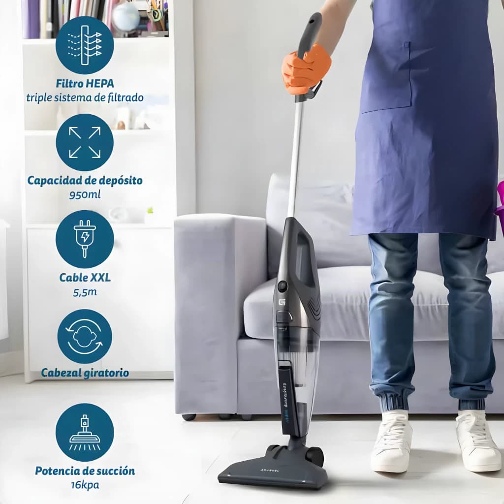 Aspirateur Balai Grunkel ASP-EASY Bleu 16000Pa 600W - personne nettoyant le sol du salon avec tête rotative