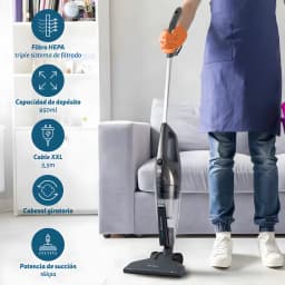 Aspirateur Balai Grunkel ASP-EASY Bleu 16000Pa 600W - personne nettoyant le sol du salon avec tête rotative