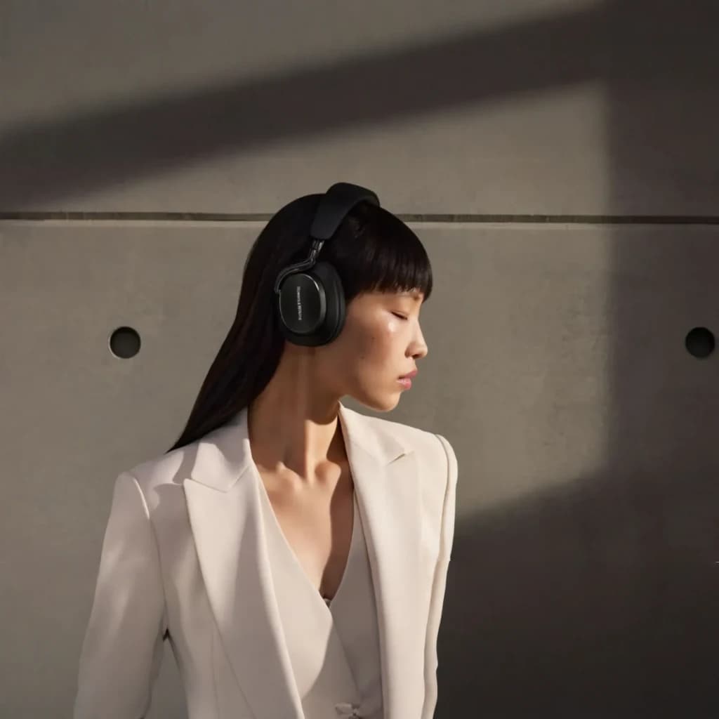 Casque supra-aural Bowers & Wilkins Px8 S2 Réduction de Bruit Adaptative Warm Stone Noir - en utilisation