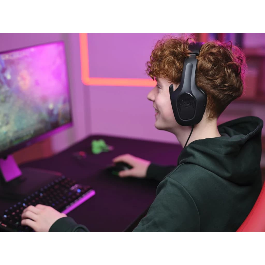 Casque Gaming Trust GXT 415 Zirox Microphone Boom Noir - jeune gamer de profil avec casque devant un écran RGB
