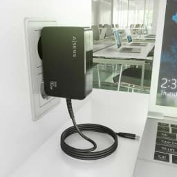 Carregador AISENS Preto GaN 90W 1 USB-C ASCH-1PD90WL034-BK - ligado à tomada com cabo USB-C conectado a portátil