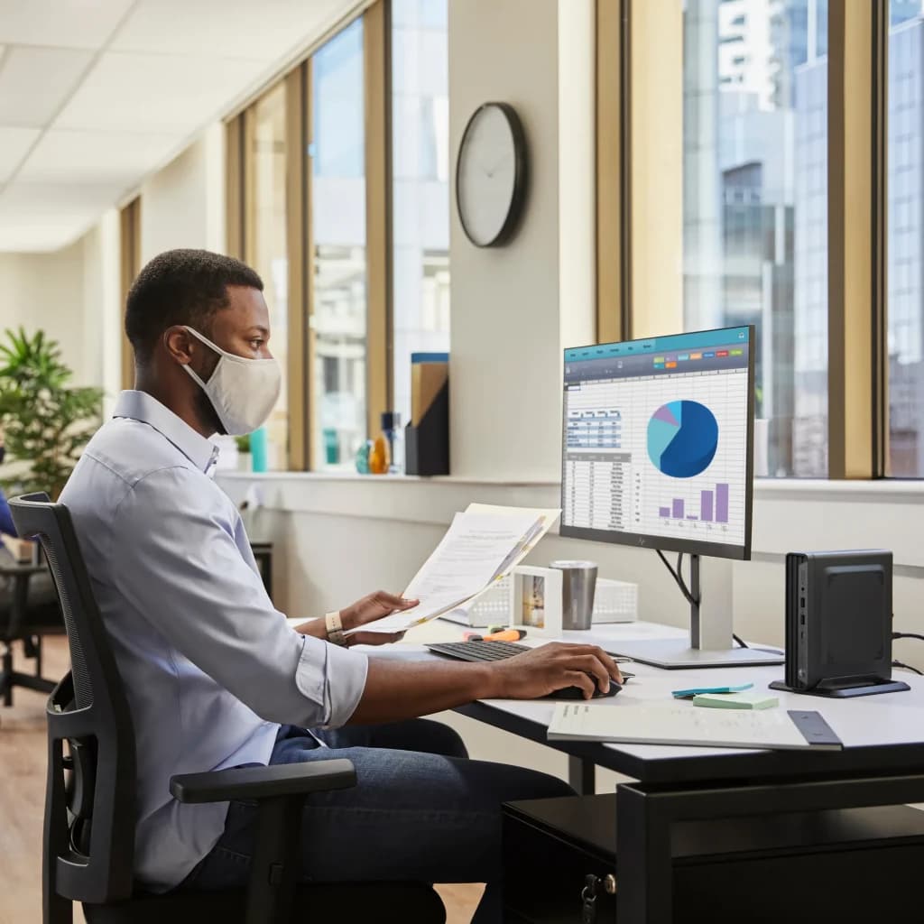 HP Pro Mini 400 G9 8Go/256Go Noir Intel Core i5-14500T SSD - professionnel masqué travaillant à un bureau