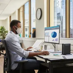 HP Pro Mini 400 G9 8GB/256GB Preto Intel Core i5-14500T SSD - profissional com máscara a trabalhar em secretária