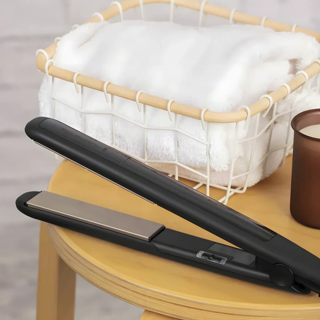 Plancha de pelo Remington Ceramic Straight 215 215ºC Negro - placas cerámicas abiertas sobre mesa de madera