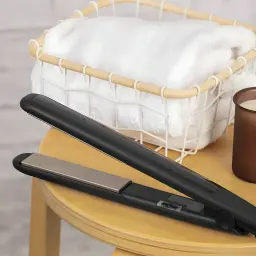 Plancha de pelo Remington Ceramic Straight 215 215ºC Negro - placas cerámicas abiertas sobre mesa de madera
