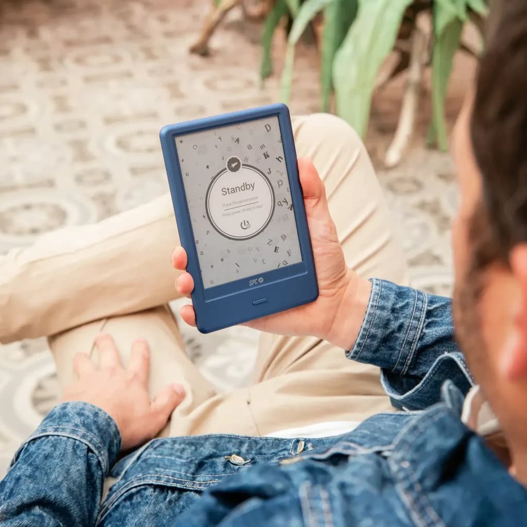 Libro Electrónico SPC Dickens Light 2 Pro 8GB Azul 6 pulgadas E-Ink Carta Luz Frontal - hombre sentado sosteniéndolo