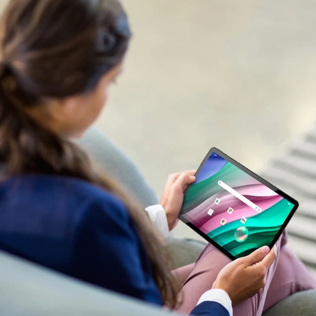 SPC Gravity 5 Pro 8GB/256GB Titanio 11 pulgadas IPS Unisoc T606 6000mAh - mujer sostiene la tablet mostrando pantalla