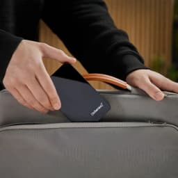 Disque Dur Externe Intenso Memory Case 2.5 pouces 1 To USB 3.0 Noir - mains l'insérant dans la poche d'un sac