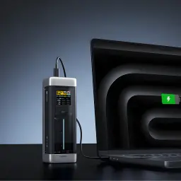 Power Bank Cuktech 25000mAh Noir 210W 2x USB-C 1x USB-A PD 3.1 CUK00P23GLBK - écran OLED à 62% chargeant un laptop