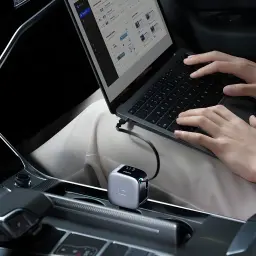 Chargeur voiture Cuktech Gris 100W 3 Ports CC903P - branché dans console de voiture chargeant un laptop