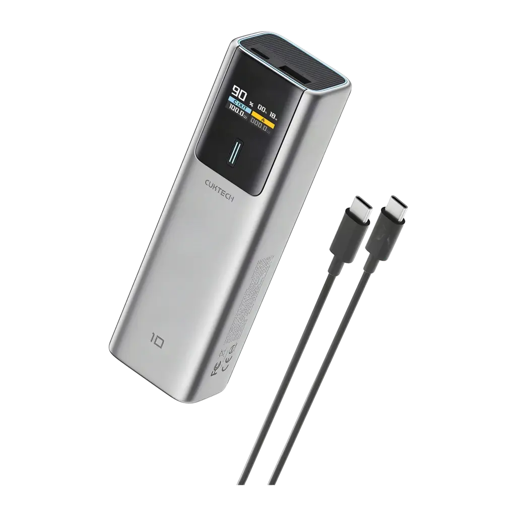 Power Bank Cuktech 10000mAh Gris 150W USB-C + USB-A Charge Rapide CKPB100PGLBL, vue avant en angle: écran OLED affichant
