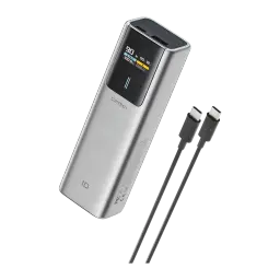 Power Bank Cuktech 10000mAh Gris 150W USB-C + USB-A Charge Rapide CKPB100PGLBL, vue avant en angle: écran OLED affichant