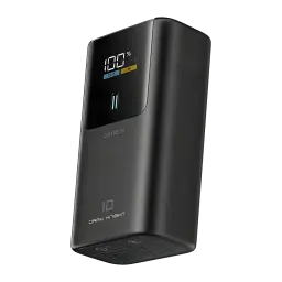 Power Bank Cuktech 10 10000mAh Gris Câble USB-C Intégré 55W Charge Rapide PB1055, vue avant en angle: écran LED 100%, port