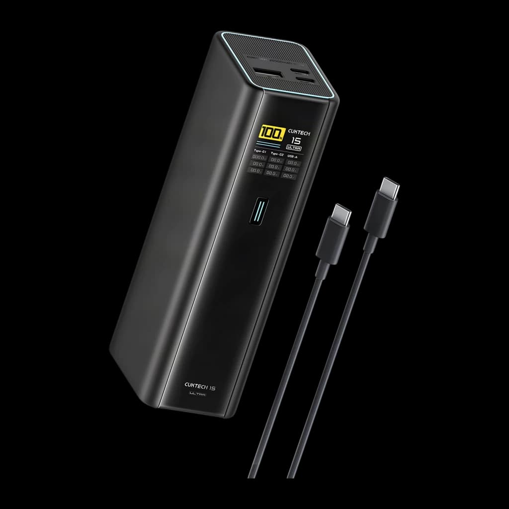 Power Bank Cuktech 20000mAh Noir 210W 2x USB-C + USB-A Charge Rapide PB200U, vue avant en angle: écran LED affichant 100%