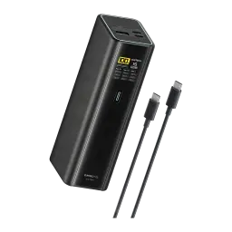 Power Bank Cuktech 20000mAh Noir 210W 2x USB-C + USB-A Charge Rapide PB200U, vue avant en angle: écran LED affichant 100%