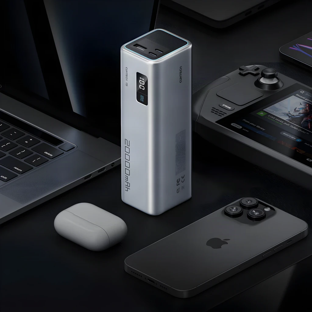 Power Bank Cuktech 20000mAh Gris 85W 2x USB-C 1x USB-A Charge Rapide CUKP200XGLGR, vue lifestyle: en vertical entouré d'un