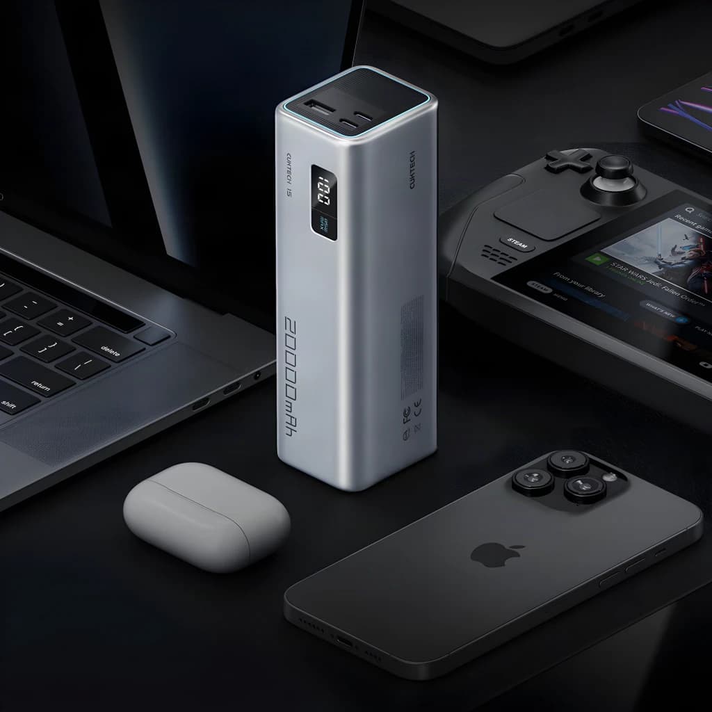 Power Bank Cuktech 20000mAh Gris 85W 2x USB-C 1x USB-A Charge Rapide CUKP200XGLGR - en vertical entouré d'un