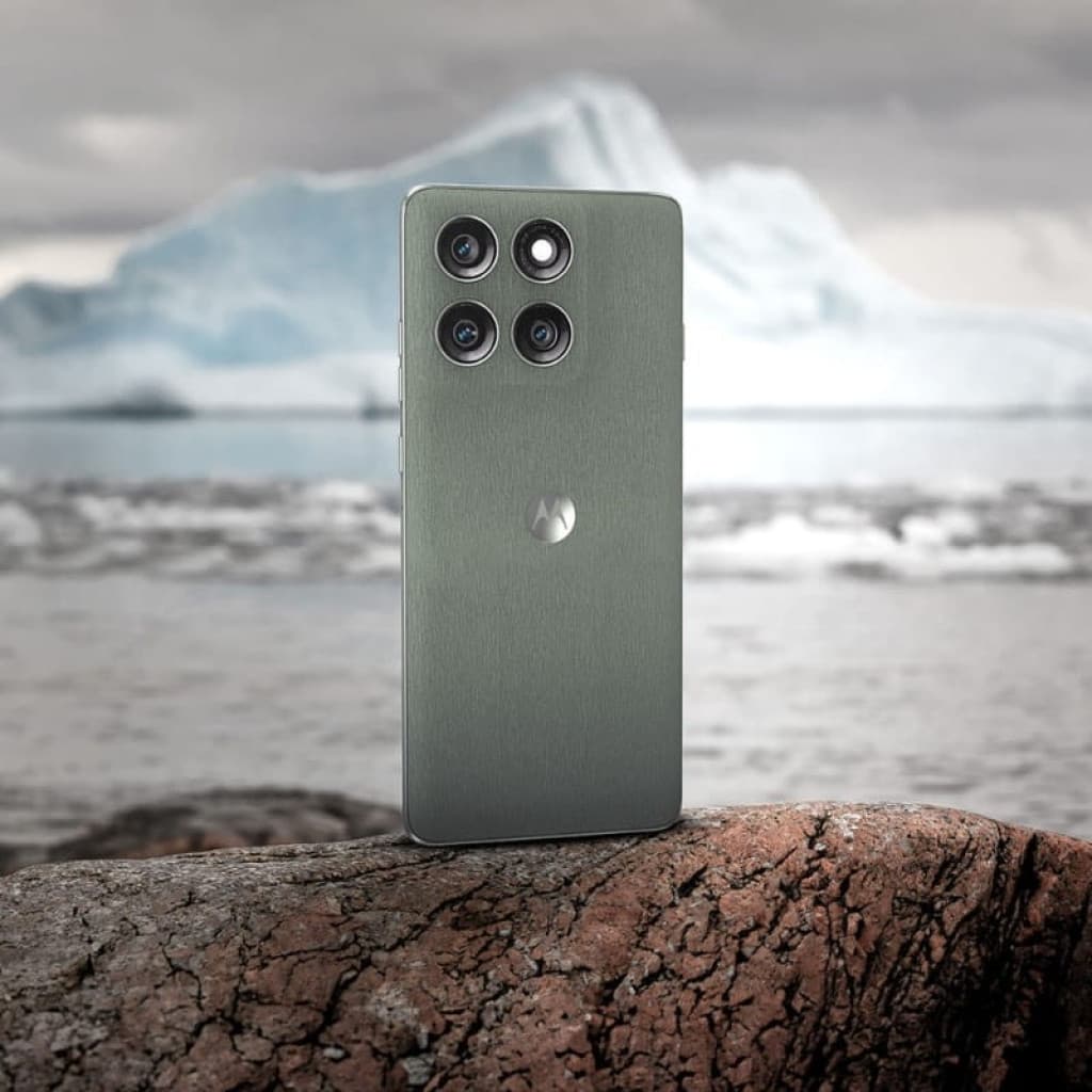 Motorola Edge 60 Pro 5G verde Shadow con acabado cepillado y módulo trasero de cuatro cámaras grandes; diseño premium sobre fondo natural helado