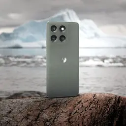 Motorola Edge 60 Pro 5G verde Shadow con acabado cepillado y módulo trasero de cuatro cámaras grandes; diseño premium sobre fondo natural helado