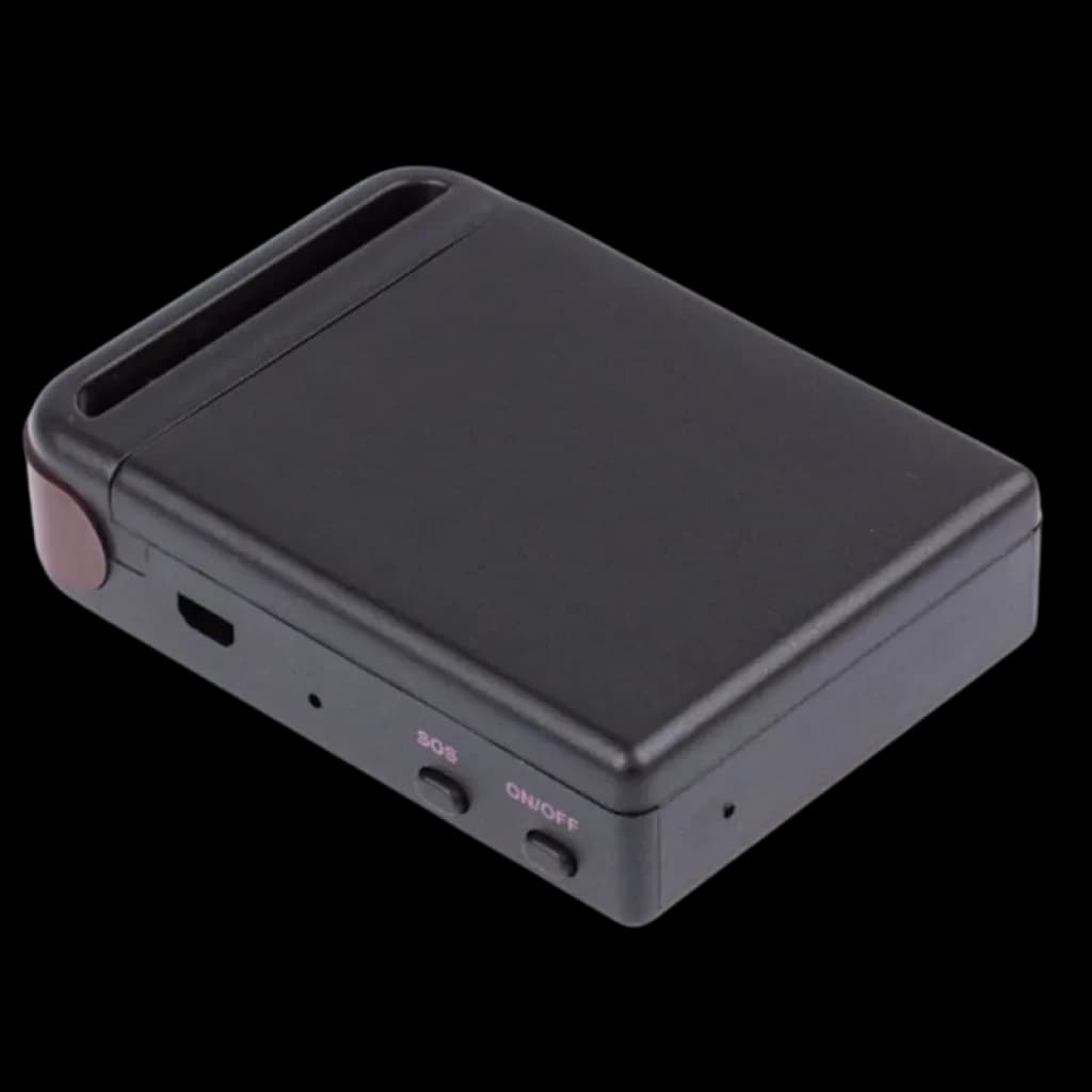 Dispositivo GPS Tracker compacto en negro, carcasa rectangular con borde redondeado, ranura superior para correa y botones laterales SOS y encendido apagado