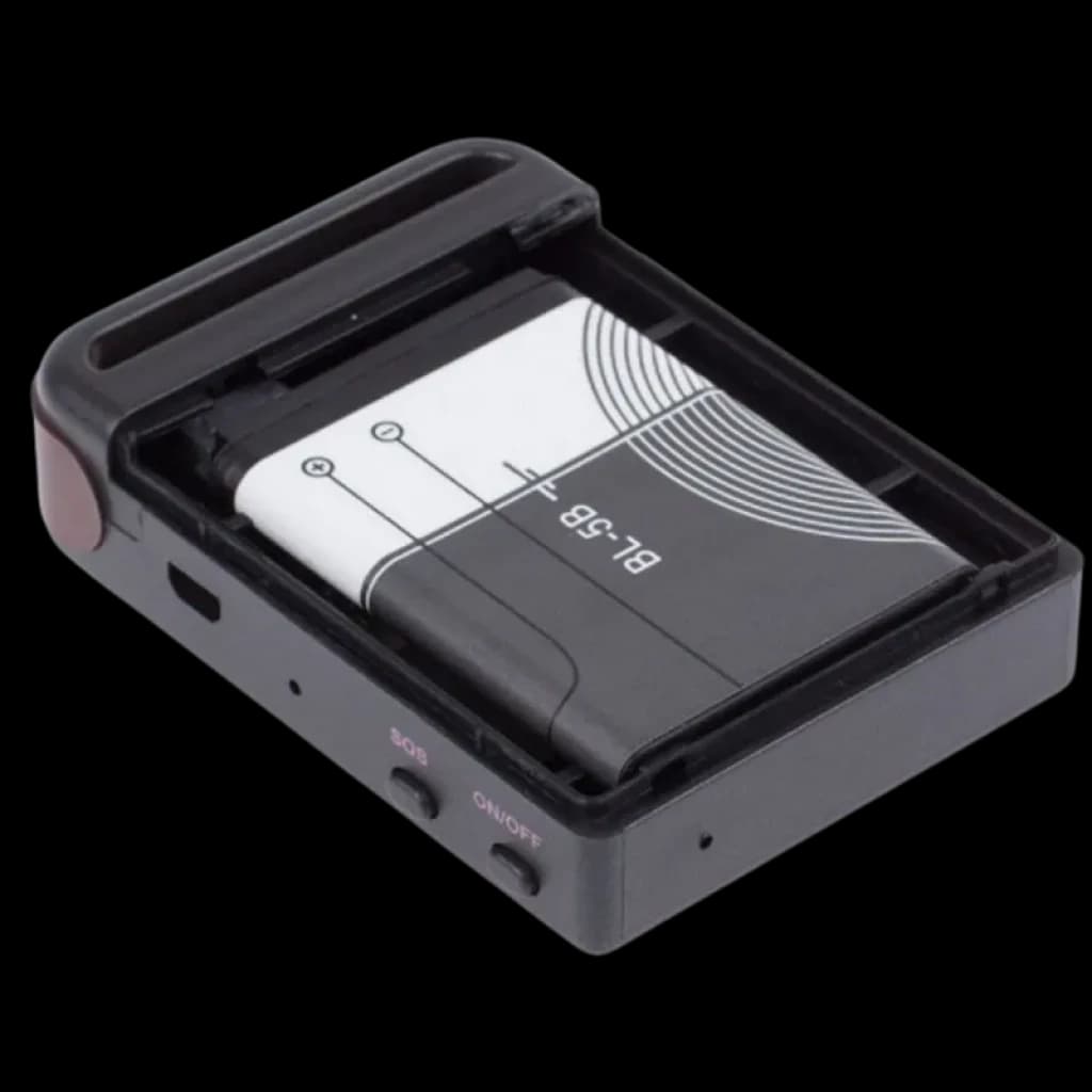 GPS Tracker compacto con carcasa negra, ranura lateral y batería BL-5B visible; botones SOS y ON/OFF, diseño portátil para rastreo discreto.