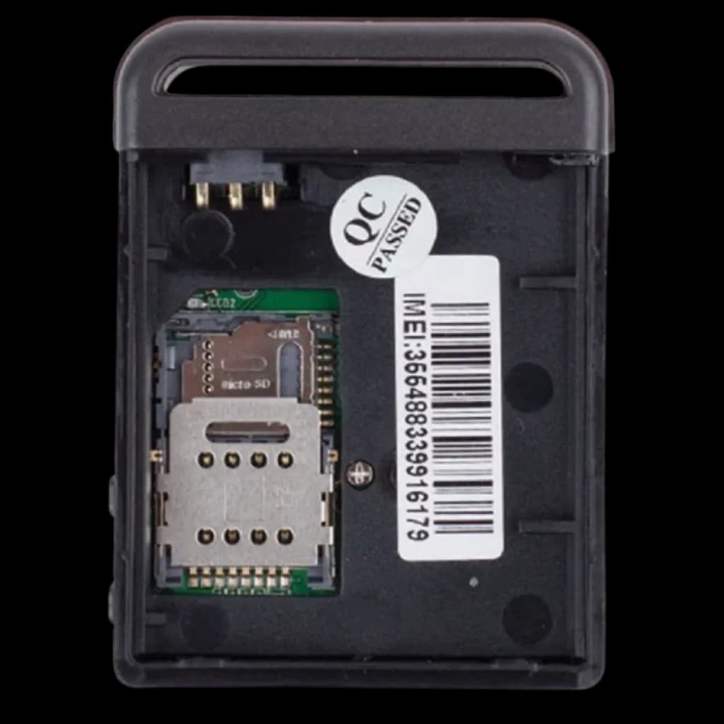 Módulo GPS Tracker con ranura para tarjeta SIM y microSD expuesta, etiqueta IMEI y conector superior de pines, carcasa negra compacta y tapa deslizante