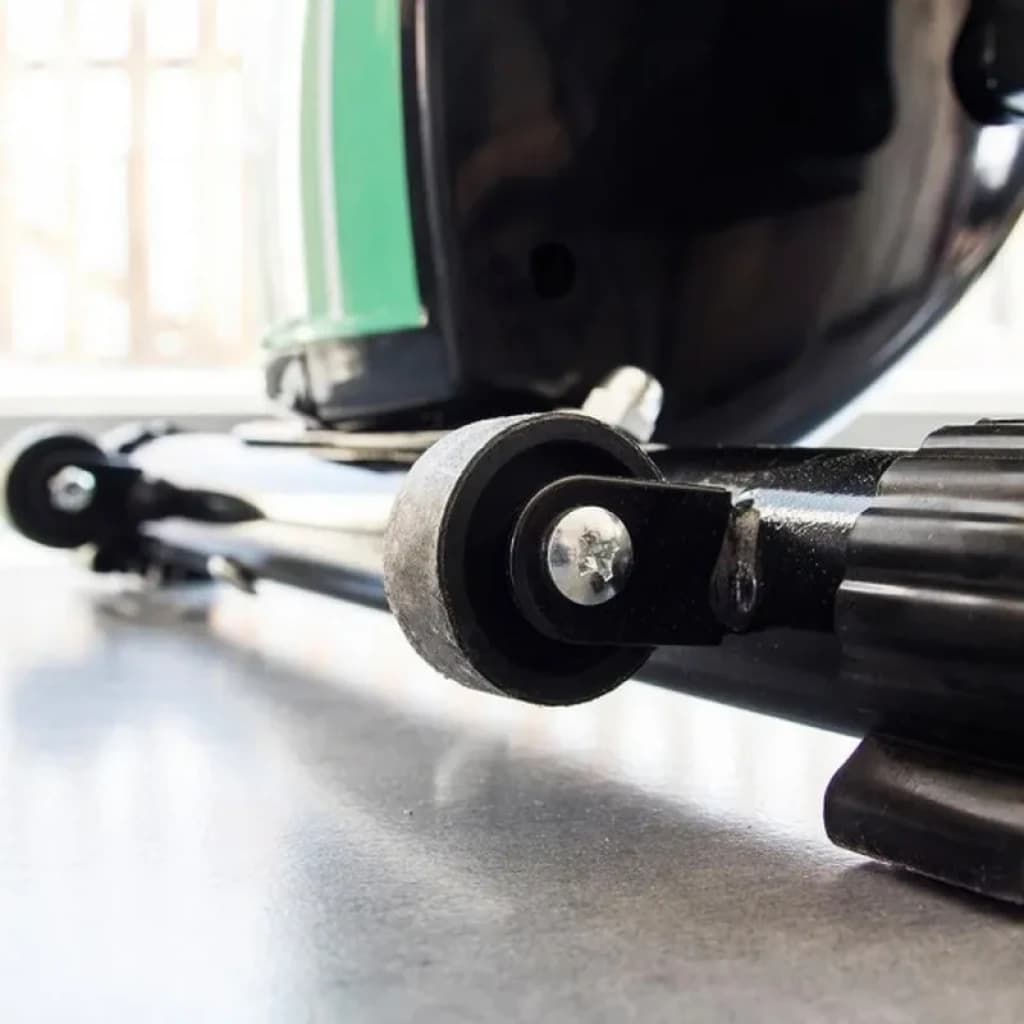Roda de transporte da Bicicleta de exercício dobrável X-Bike em estrutura metálica preta, acabamento robusto e parafuso visível para fácil movimentação