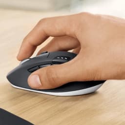 Ratón inalámbrico negro Logitech ergonómico, botones laterales y rueda de desplazamiento; acabado mate con base clara, diseño para uso cómodo y preciso