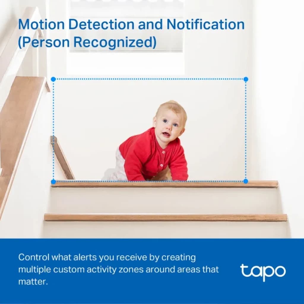 Pantalla promocional de Tapo: detección de movimiento y persona reconocida, con bebé en escaleras dentro de un recuadro de zona activa y logotipo tapo en azul