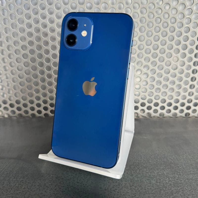 iPhone 12 bleu 128 Go 5G, coque brillante, double appareil photo arrière, bords plats, logo Apple centré, posé sur support blanc, état excellent