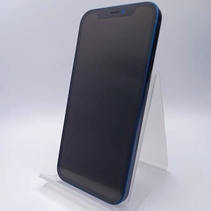 iPhone 12 128Go 5G Bleu Renewed État Excellent, écran noir sans rayures, bordures bleues, encoche frontale, présenté sur support blanc minimaliste