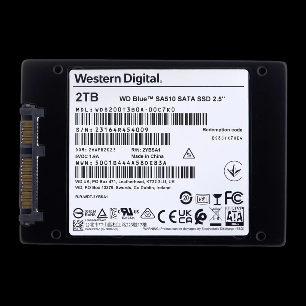 SSD Western Digital Blue SA510 2TB, formato 2.5 polegadas, interface SATA III. Etiqueta branca com especificações, conector SATA exposto à esquerda.