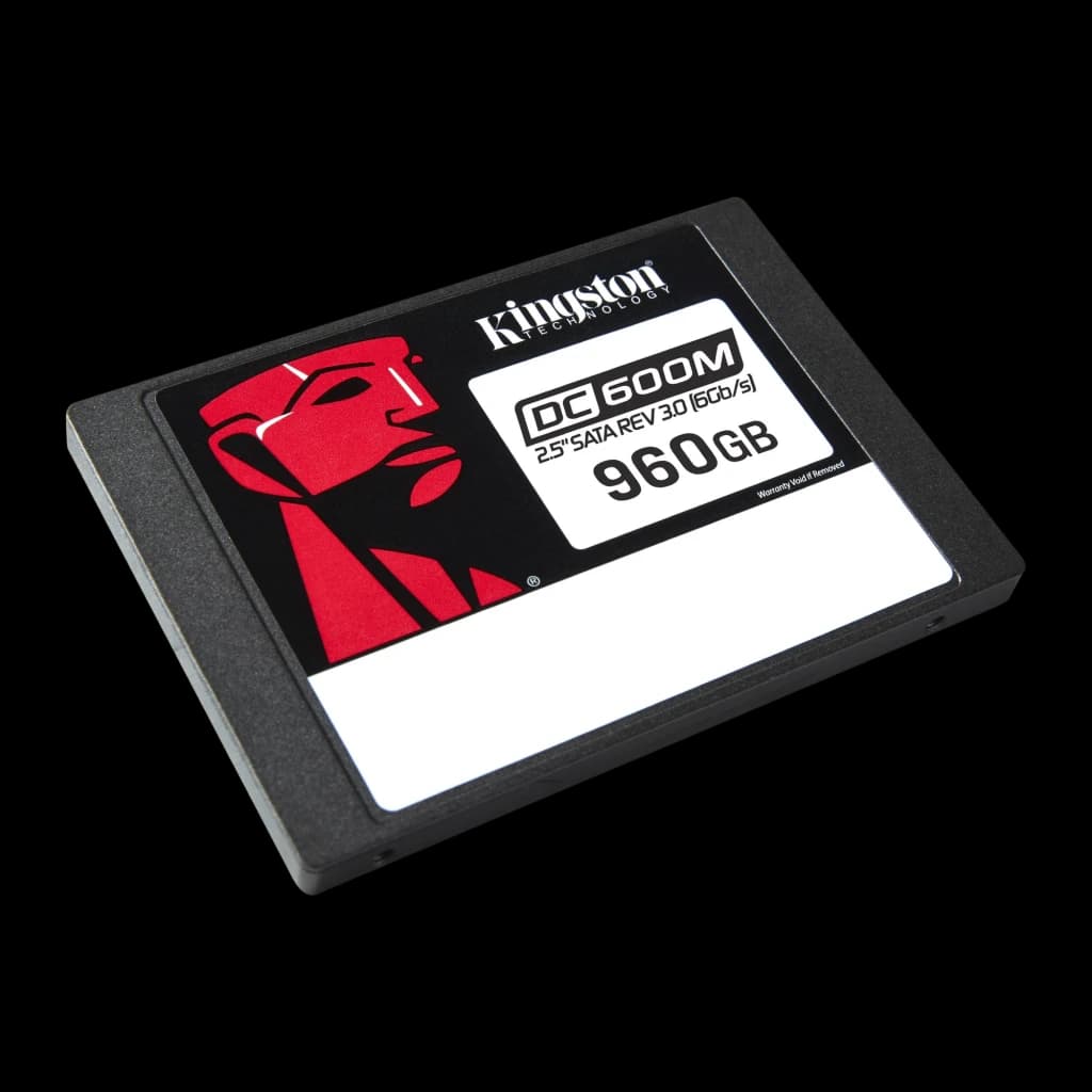 SSD Kingston DC600M 960Go, format 2,5 pouces, boîtier noir, étiquette rouge et blanche avec logo, interface SATA III 6 Gb/s, design plat et compact