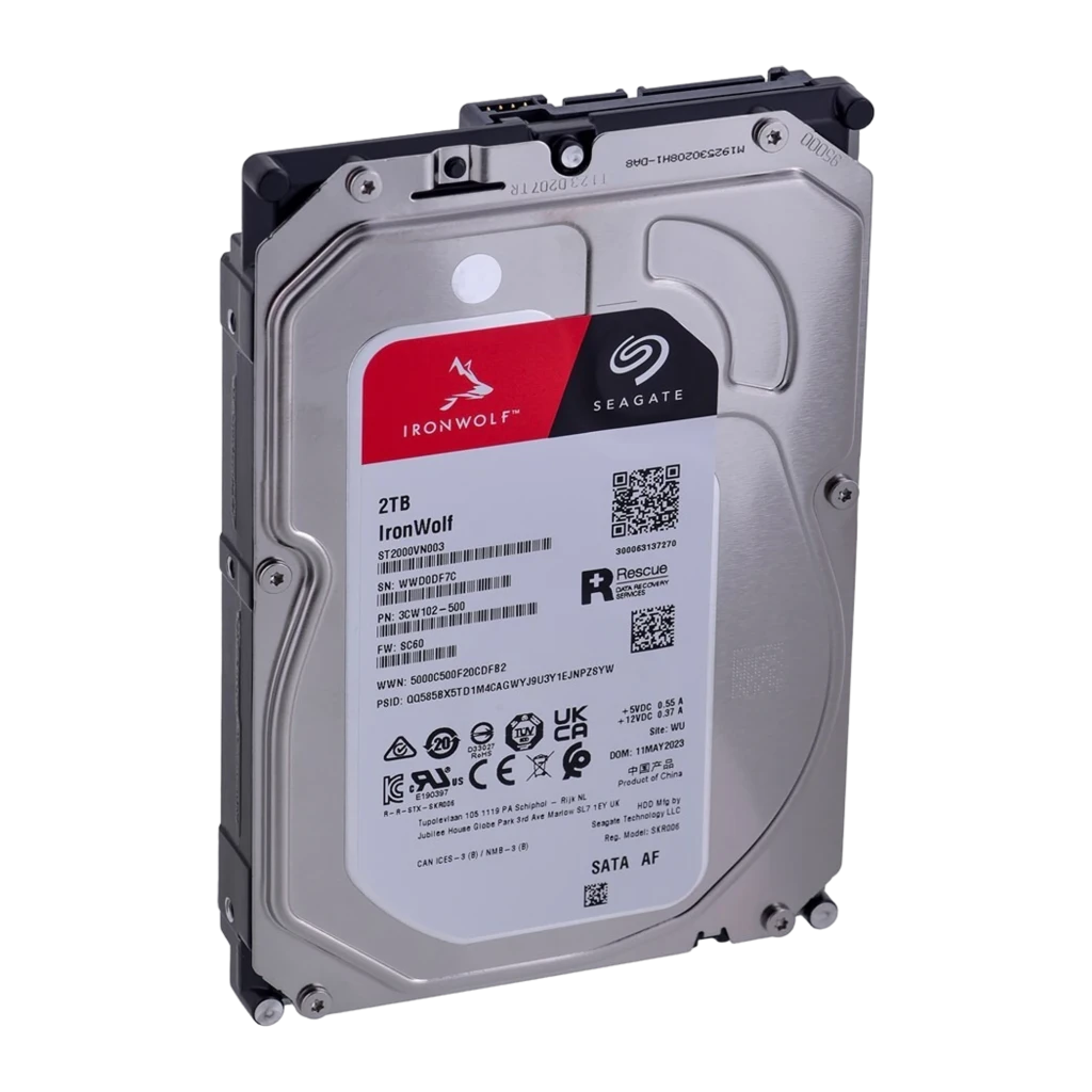 Etiqueta frontal do HD Seagate IronWolf com logo de lobo em vermelho, áreas verde e vermelha, indicação 2 TB e formato 3,5 polegadas - Item3