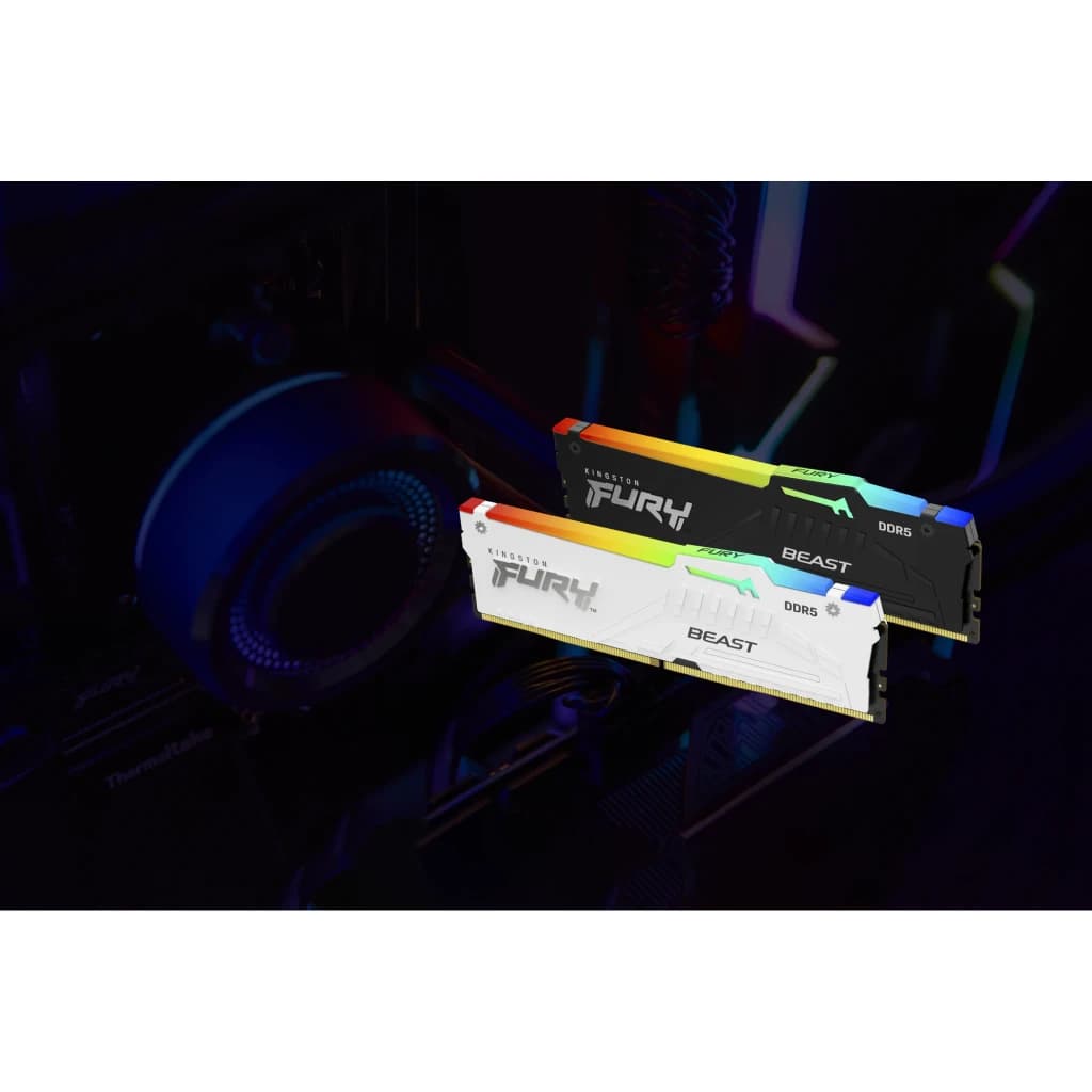 Módulo Kingston FURY Beast RGB DDR5 32GB 2x16GB 5200MHz con disipadores en negro y blanco, iluminación RGB superior y diseño agresivo para PC gaming