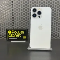 iPhone 13 Pro 128GB plata renovado en estado excelente, trasera blanca con logo Apple, triple cámara con lentes grandes, bordes metálicos brillantes